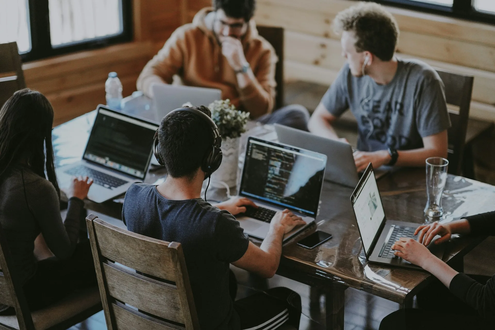 Grupo de Pessoas com Laptops na Mesa